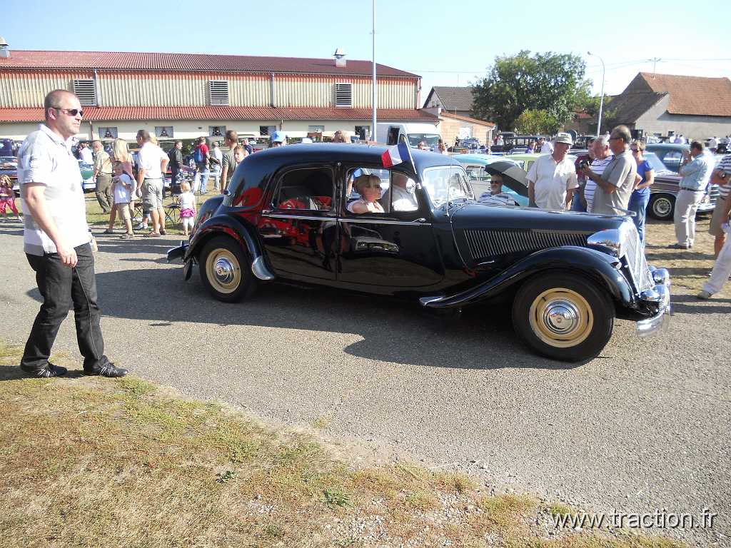 2011_rustenhart (137).jpg - 02/10/2011 - 68740 RUSTENHART 31ème Randonnée Internationale des Vendanges - Le défilé - CITROEN Traction 15 Six
